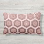 Modern Chic Roze Rose Goud Hexagon Geometrisch Buitenkussen<br><div class="desc">Dit moderne en chique patroon is een elegante en stijlvolle keuze. Het beschikt over een sprankelend rozen gouden glitter hexagon geometrisch patroon op een gradiënt blozend roze tot bordeauxrode achtergrond. Het is eigentijds, modieus en een unieke kijk op de klassieke geo-trend. ***BELANGRIJKE ONTWERPOPMERKING: Voor elk aangepast ontwerpverzoek, zoals bijpassende productaanvragen,...</div>