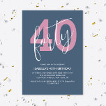 Modern Chic Script 40th Birthday Stijlvol Kaart<br><div class="desc">Vier uw 40ste verjaardag in stijl met deze moderne,  chique uitnodiging voor een verjaardagsfeestje. Met een lichte,  blauwgrijze achtergrond is het grote getal 40 in een  roze met een witte scripttypografie van veertig over de top. Daaronder kun je in witte typografie eenvoudig aanpassen met je feestdetails.</div>