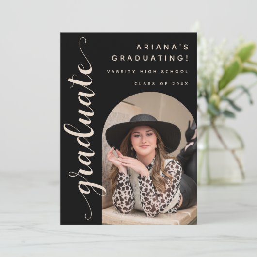 Modern Chic Script Black & Tan Afstudeerfeest Kaart (Staand voorkant)