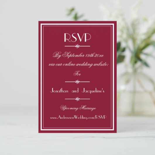 Modern Chic Script Elegante Bourgondische bruiloft RSVP Kaartje (Staand voorkant)