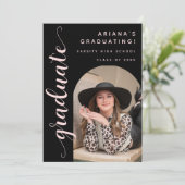 Modern Chic Script Zwart & Roze Graduation Party Kaart (Staand voorkant)