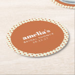 Modern Chic Terracotta Stippen Vrijgezellenfeest C Ronde Kartonnen Onderzetter<br><div class="desc">Voeg een leuke en persoonlijke touch toe aan uw vrijgezellenfeest met deze schattige onderzetters! Het ontwerp combineert een warm terracotta centrum met elegante witte tekst, omlijst door een speels crème geometrisch cirkelpatroon dat retro charme combineert met moderne stijl. Deze onderzetters zijn ideaal voor boho-, rustieke of op vintages geïnspireerde thema's...</div>