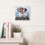 Modern Chic Wedding Love verovert alle foto's Vierkante Klok<br><div class="desc">De grafische foto werpt kussen met manuscriptkalligrafie en moderne typografie lezing:"De liefde verovert allen "naast uw douanenamen. Pas uw favoriete foto,  namen,  en trouwdatum aan. Geweldig geschenk voor Valentijnsdag,  nieuwigheden of een verjaardag.</div>