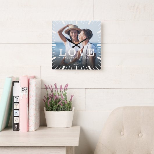 Modern Chic Wedding Love verovert alle foto's Vierkante Klok (Leeskamer)