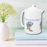 Modern Chinoiserie High-Heel Shoe Vrijgezellenfees Theepot<br><div class="desc">Modern Elegant Floral Chinoiserie High-Heel Shoe Vrijgezellenfeest Theepot Verhoog je vrijgezellenfeest met een elegante toets van artistiek en verfijning met onze "Modern Elegant Floral Chinoiserie High-Heel Shoe Theepot." Op de theepot staat: "Modieus de thee morsen." Dit prachtige stuk is meer dan alleen een theepot; het is een verklaring van stijl...</div>