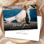 Modern Chique Kalligrafie Script Een foto bruiloft Bedankkaart<br><div class="desc">Modern chique elegante kalligrafie script bruiloft één foto dank u kaart. Stijlvolle bruiloft dank u sjabloon met een volledige foto op de voorkant met de tekst "Thank You" in een luchtige grillige wervelende hand belettering typografie script swash tail wit overlay lettertype op het afbeelding en een achterkant een pre-made bedankbericht....</div>