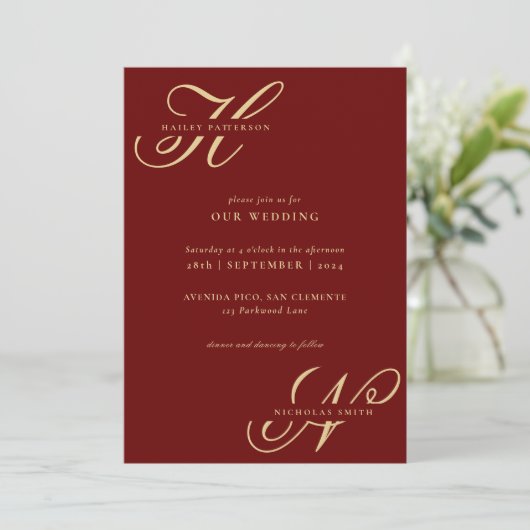 Modern Chique Monogram Bourgondië en Gouden Bruilo Kaart (Staand voorkant)