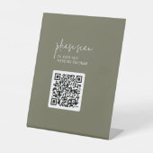 Modern Chique Olijfgroen QR Code Huwelijksprogramm Reclamebord Met Voetstuk (Voorkant)