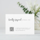 Modern Chique Script Minimalistische Wedding QR-co RSVP Kaartje (Staand voorkant)