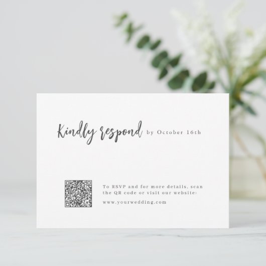 Modern Chique Script Minimalistische Wedding QR-co RSVP Kaartje (Staand voorkant)