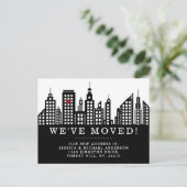 Modern chique stadsgezicht Nieuwe woning verhuizen Aankondigingskaart (Staand voorkant)