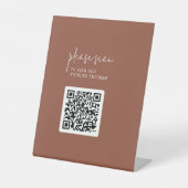 Modern chique terracotta QR code bruiloft programm Reclamebord Met Voetstuk (Voorkant)