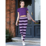 Modern chique zwart Paarse harlekijn diamantpatroo Leggings<br><div class="desc">Modern, cool, chique, stijlvol, halloween paarse zwart-wit geometrische harlekijn diamantpatroon, ademend, met de hand genaaid, vrouwen full length mode workout sport yoga gym running halloween heksenkostuum leggings broek, die zich uitstrekt om te passen aan je lichaam, knuffels op alle juiste plaatsen, kaatst terug na het wassen, en verliest hun vorm...</div>