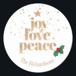 Modern Christmas "Joy, Love, Peace" Gold Classic R Ronde Sticker<br><div class="desc">Moderne Kerst stickers,  van 1, 5 inch,  met een eenvoudig maar stijlvol ontwerp met de woorden "joy,  love,  peace" in gouden lettertype. Gebruik de handige online editor om te personaliseren met jouw naam.</div>