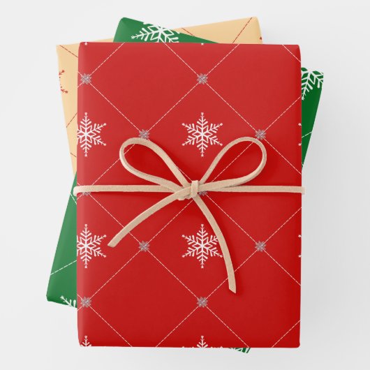 Modern Christmas | Triangles & Snowflakes Pattern Inpakpapier Vel (In situ)