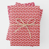 Modern Christmas Wavy Geometric Stripe in Bold Red Inpakpapier Vel (In situ)