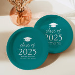 Modern Class of 2025 Script Blauwgroen Afstuderen Papieren Bordje<br><div class="desc">Voeg een persoonlijk tintje toe aan uw afstudeerfeest met deze moderne afstuderen papieren borden! De papieren borden zijn voorzien van een afstudeerdop aan de bovenkant van het ontwerp met "Klasse van 2025" weergegeven in vetgedrukte witte letters op een blauwgroen achtergrond. Personaliseer de blauwgroen afstuderen borden met de naam van de...</div>