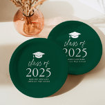 Modern Class of 2025 Script Green Afstuderen Papieren Bordje<br><div class="desc">Voeg een persoonlijk tintje toe aan uw afstudeerfeest met deze moderne afstuderen papieren borden! De papieren borden zijn voorzien van een afstudeerdop aan de bovenkant van het ontwerp met "Klasse van 2025" weergegeven in vetgedrukte witte letters op een groene achtergrond. Personaliseer de groene afstuderen borden met de naam van de...</div>