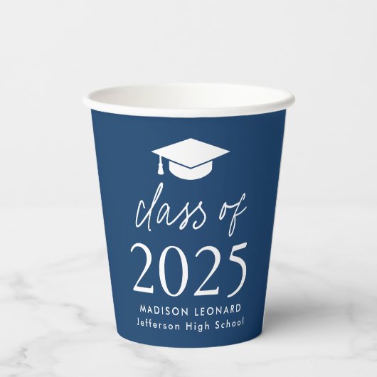 Modern Class of 2025 Script Navy Afstuderen Papieren Bekers (Achterkant)