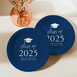 Modern Class of 2025 Script Navy Blue Afstuderen Papieren Bordje<br><div class="desc">Voeg een persoonlijk tintje toe aan uw afstudeerfeest met deze moderne afstuderen papieren borden! De papieren borden zijn voorzien van een afstudeerdop aan de bovenkant van het ontwerp met "Klasse van 2025" weergegeven in vetgedrukte witte letters op een marineblauwe achtergrond. Personaliseer de marine afstuderen borden met de naam van de...</div>