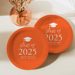 Modern Class of 2025 Script Oranje Afstuderen Papieren Bordje<br><div class="desc">Voeg een persoonlijk tintje toe aan uw afstudeerfeest met deze moderne afstuderen papieren borden! De papieren borden zijn voorzien van een afstudeerdop aan de bovenkant van het ontwerp met "Klasse van 2025" weergegeven in vetgedrukte witte letters op een oranje achtergrond. Personaliseer de oranje afstuderen borden met de naam van de...</div>