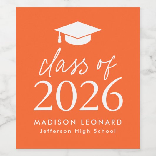 Modern Class of 2025 Script Oranje Afstuderen Wijn Etiket (Enkel label)