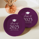 Modern Class of 2025 Script Paarse Afstuderen Papieren Bordje<br><div class="desc">Voeg een persoonlijk tintje toe aan uw afstudeerfeest met deze moderne afstuderen papieren borden! De papieren borden zijn voorzien van een afstudeerdop aan de bovenkant van het ontwerp met "Klasse van 2025" weergegeven in vetgedrukte witte letters op een paarse achtergrond. Personaliseer de paarse afstuderen borden met de naam van de...</div>