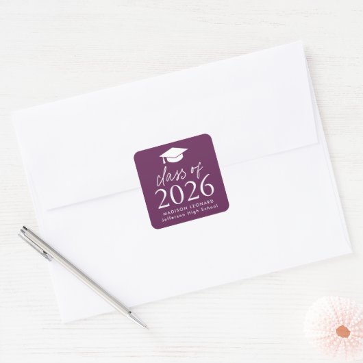 Modern Class of 2025 Script Paarse Afstuderen Vierkante Sticker (Envelop)