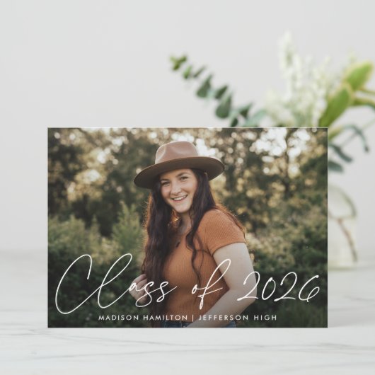 Modern Class of 2025 White Script Foto Afstuderen Aankondiging (Staand voorkant)