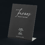 Modern Classic Black Wedding Favors Reclamebord Met Voetstuk<br><div class="desc">Deze moderne klassieke zwarte bruiloft bevoordeelt voetsporen, is perfect voor je elegante moderne bruiloft. Dit ontwerp is voorzien van witte eenvoudige kalligrafie die op een donkere zwarte achtergrond is geplaatst om te passen aan uw klassieke bruiloft of minimalistische boho bruiloft in de lente, zomer, herfst of winter. Geef ons alstublieft...</div>