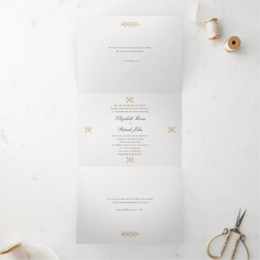 Modern Classic Formal Golden Lys Ivory Wedding Drieluik Uitnodiging (Binnen)