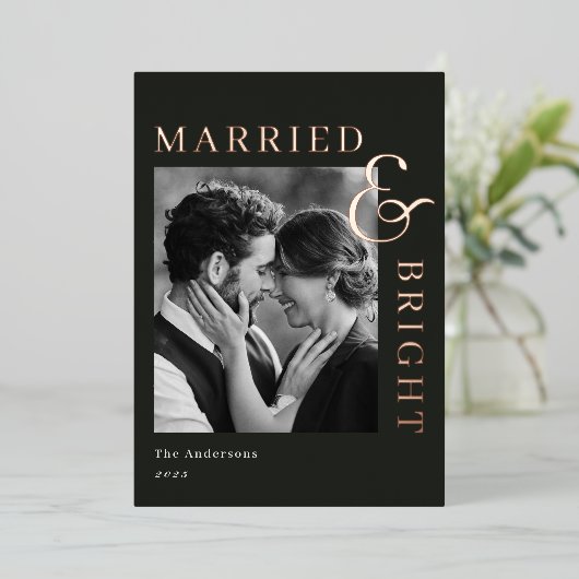 Modern Classic Gold Foil Married and Bright Folie Feestdagenkaart (Staand Voorkant)