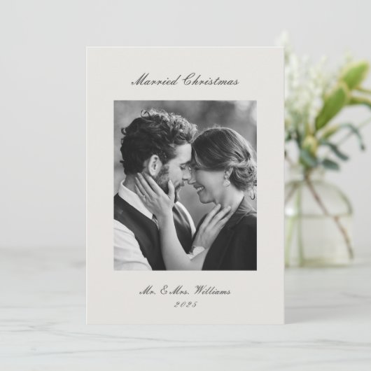 Modern Classic Married Christmas Newlywed Feestdagenkaart (Staand voorkant)