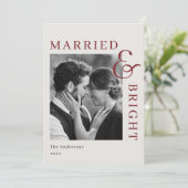 Modern Classic Red Typography Married and Bright Feestdagenkaart (Staand voorkant)