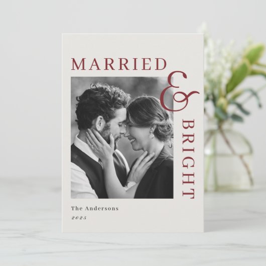 Modern Classic Red Typography Married and Bright Feestdagenkaart (Staand voorkant)