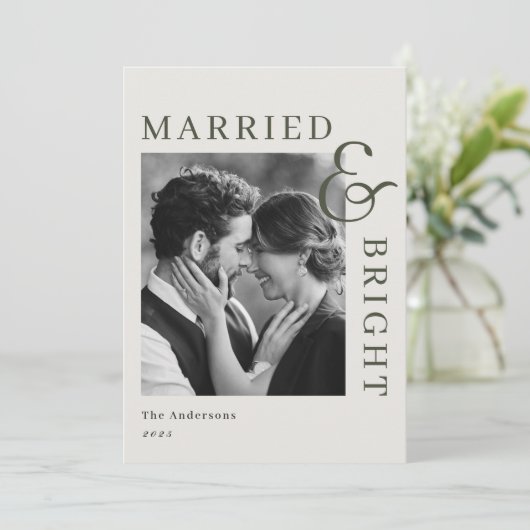 Modern Classic Sage Typography Married and Bright Feestdagenkaart (Staand voorkant)