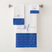 Modern Coastal Blue Seashell Monogram Bad Handdoek (Insitu)