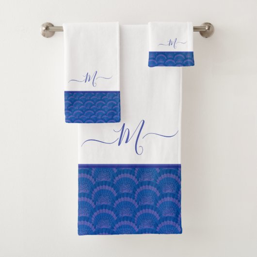 Modern Coastal Blue Seashell Monogram Bad Handdoek (Insitu)