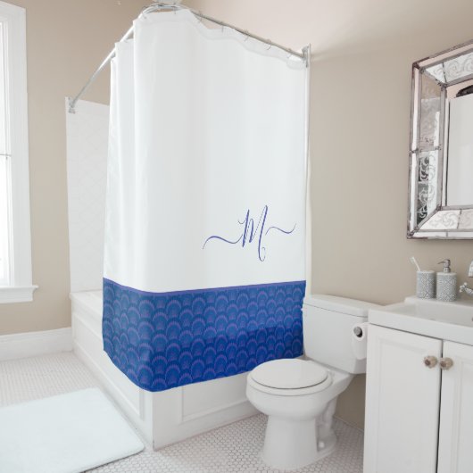 Modern Coastal Blue Seashell Monogram Douchegordijn (In situ)