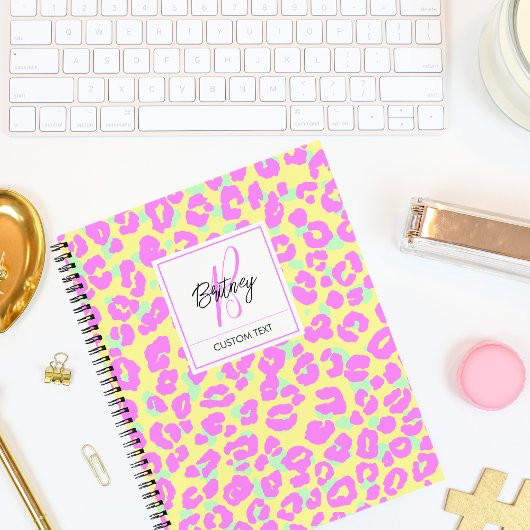 Modern Colorful Pink Leopard Skin Pattern Monogram Notitieboek