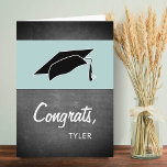 Modern Congrats Chalkboard Afstuderen Kaart<br><div class="desc">De moderne Kaart van het Afstuderen Chalkboard van Congrats met een Afstuderen Naam. De kaart van het afstuderen met graduatiemechanisme, de moderne witte typografische tekst Congrats en een naam van de afstuderen op de voorzijde - personalize met jouw naam. De tekst staat op een moderne grijze achtergrond en het pet...</div>