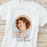 Modern Cool Fun Custom Foto Verjaardag Groet T-shirt<br><div class="desc">Design is modern en eenvoudig. Voeg een douanefoto van de verjaardagsberoemder toe en voeg zijn/haar naam toe,  voeg een douanebericht toe</div>