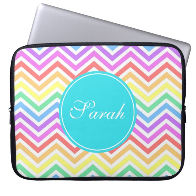 Modern, cool, trendy regenboog chevron monogram laptop sleeve (Voorkant)