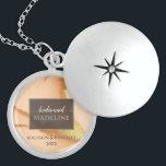 Modern Coral Abstract 💡 Inky Oil Wedding Locket Ketting<br><div class="desc">Modern Coral Abstract 💡 Inky Oil Wedding – Chic & Vibrant 🥂 💌 Vier de liefde met een stijlvolle Inky Oil ! Deze moderne koraal abstract is ideaal voor een bruiloft, met een trendy koraal tint met abstracte details voor een frisse, eigentijdse uitstraling. Of u nu een casual tuinbijeenkomst organiseert,...</div>
