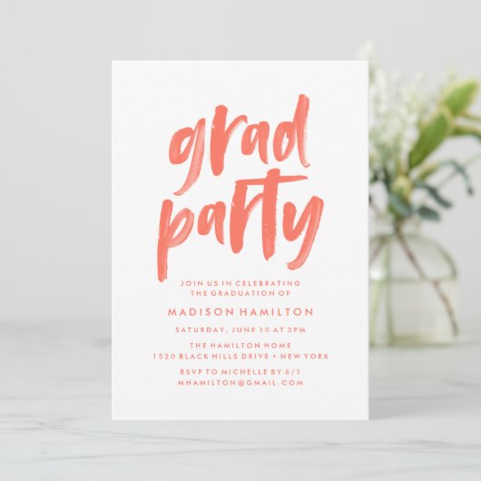 Modern Coral Brush Script Graduation Party Kaart (Staand voorkant)