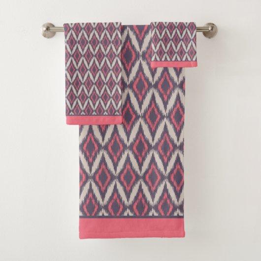 Modern Coral Gray Ikat Pattern Bad Handdoek (Insitu)