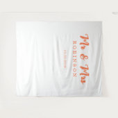 Modern Coral Orange Mr and Mrs Wedding Backdrop Wandkleed (Voorkant (horizontaal))