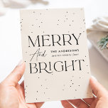 Modern Cream Merry en Bright non-Photo Feestdagenkaart<br><div class="desc">Moderne vakantiekaart met "Merry and Bright" op zwarte letters en crèmeachtergrond met subtiele zwarte stippen (sneeuw). Pas de voorzijde van de niet-fotovakantiekaart aan met uw familienaam en het jaar in zwarte letters. De kaart keert terug om uw persoonlijk bericht in zwarte letters te tonen of laat het leeg om uw...</div>