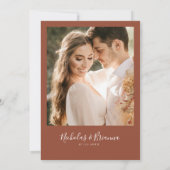 Modern Crest Terracotta Burnt Sinaasappel trouwfot Kaart (Achterkant)