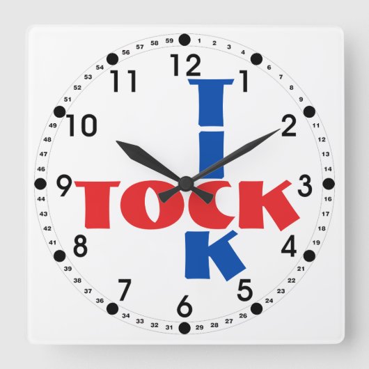 Modern Crossword Pattern Tick Tock Typography Vierkante Klok (Voorkant)
